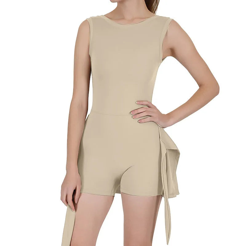 Women's solid colour sports skirt with built-in shorts and back shaping design for tennis