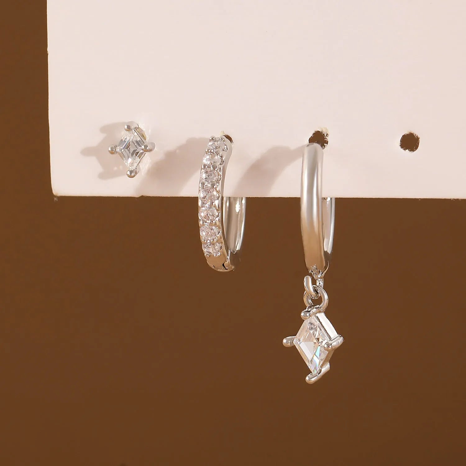 Three-piece geometric zircon jewellery set with pendant, ear clips and stud earrings in gold tone
