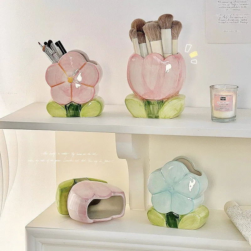 Ceramic pen holder storage box with floral decoration measuring 11.8x5.8x10 cm