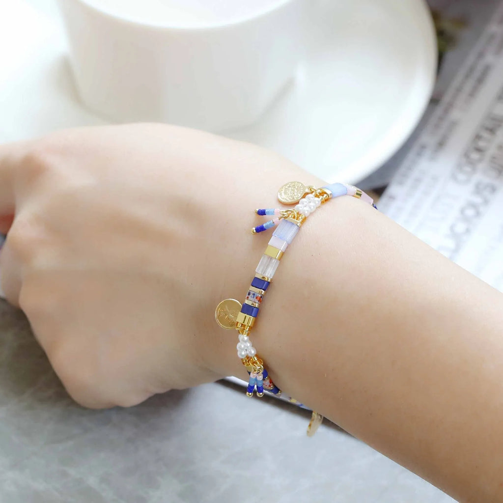 Women's adjustable bracelet with imitation pearls and coloured glass beads in a European design.