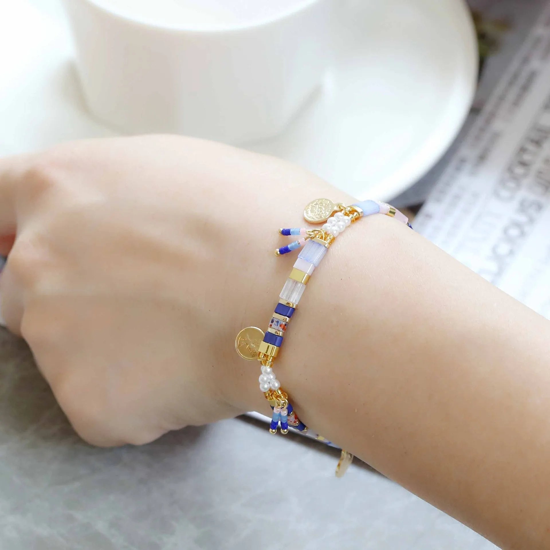 Women's adjustable bracelet with imitation pearls and coloured glass beads in a European design.