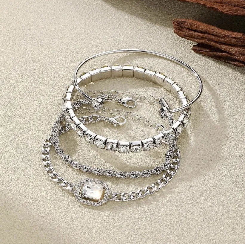 Retro geometric alloy jewellery set with square diamonds and chain links in gold or silver finish