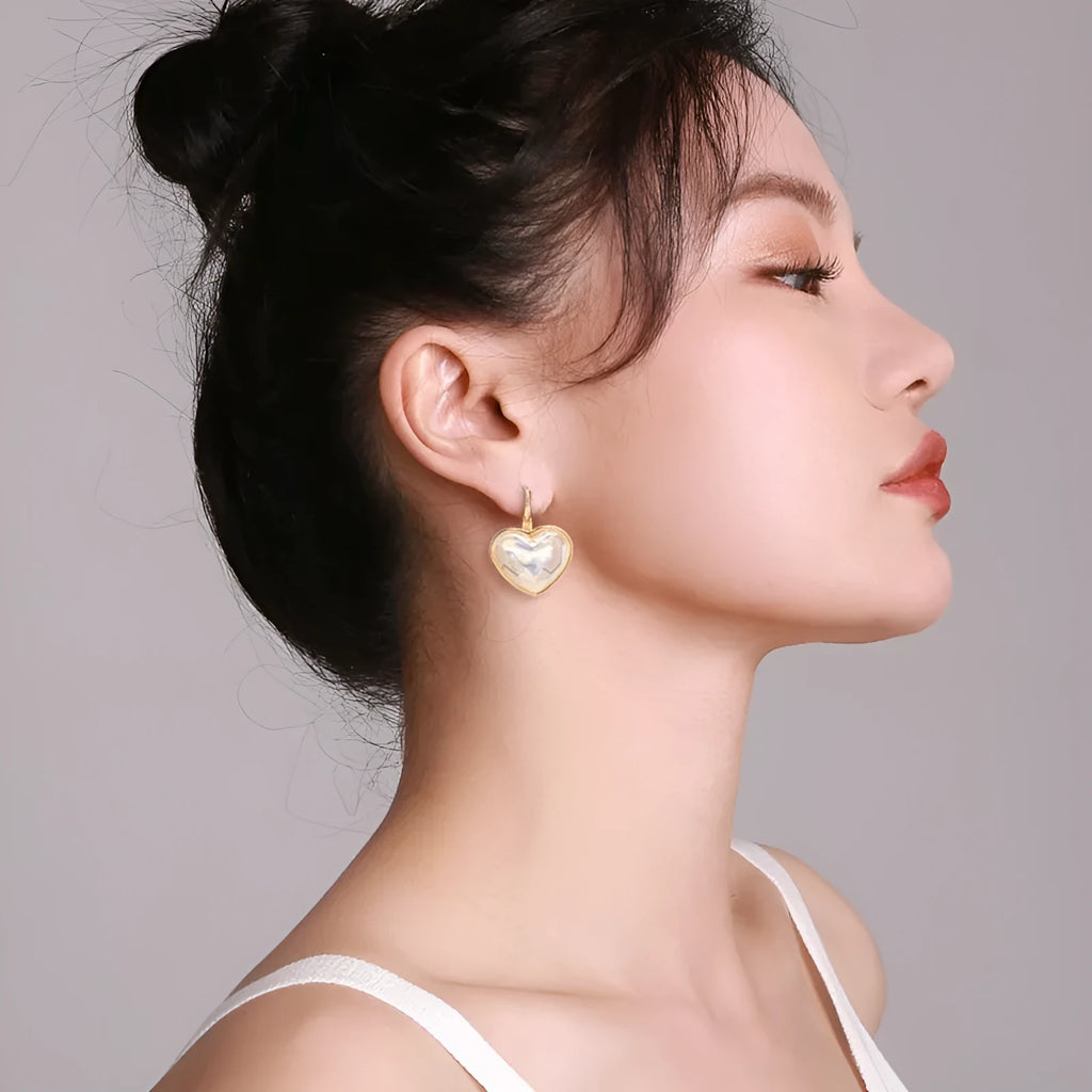 Gold-coloured alloy ear clip for women with natural design metal elements