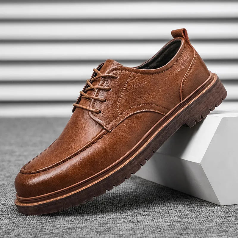 British casual leather shoes in black or brown with round toe and low-cut design