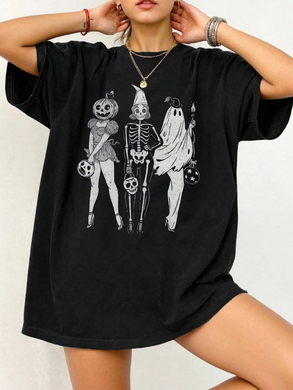 Loose-fit short-sleeve cotton T-shirt in various colours on a size chart background.