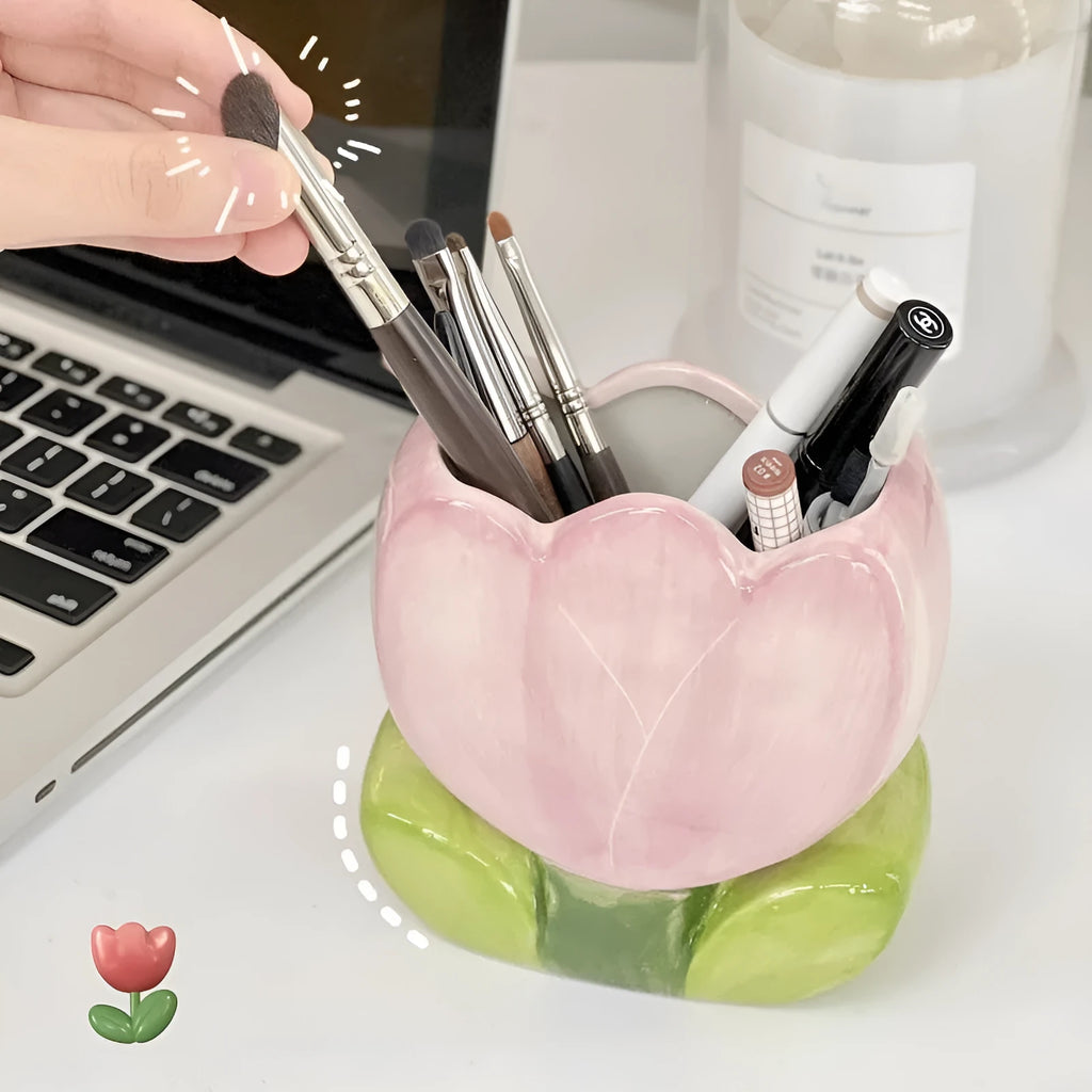 Ceramic pen holder storage box with floral decoration measuring 11.8x5.8x10 cm