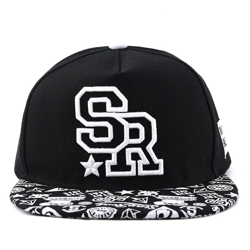 Adjustable cotton baseball cap with dome crown in black or white colour