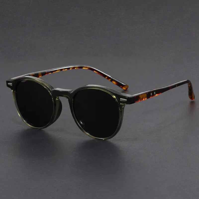 Ultra-light retro sunglasses with oval frame and polarized grey lenses