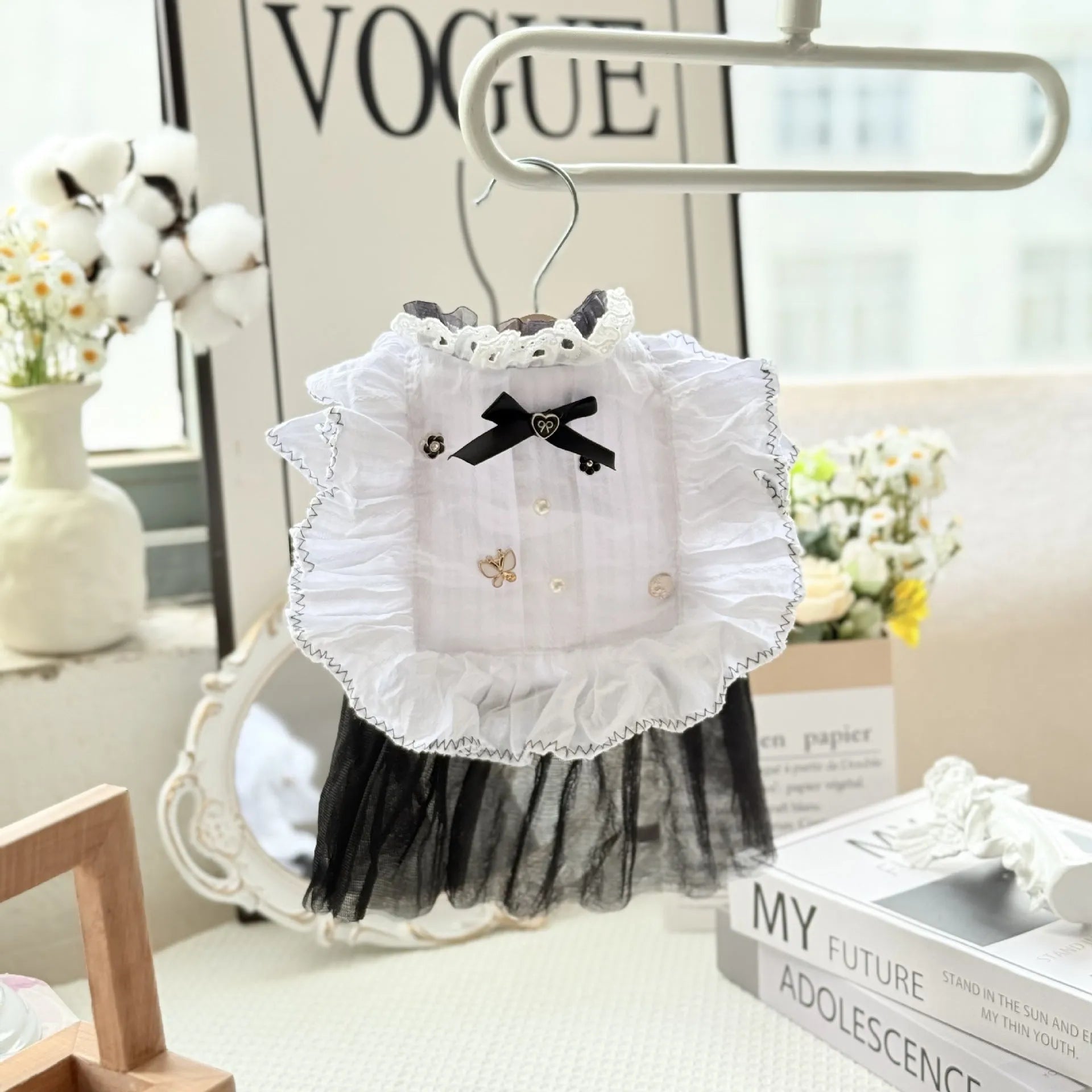 White yarn princess-style waltz gauze skirt for a small dog on a mannequin.