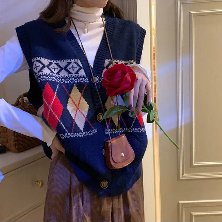 Sleeveless loose cardigan with diamond plaid pattern in khaki, red and navy blue colours