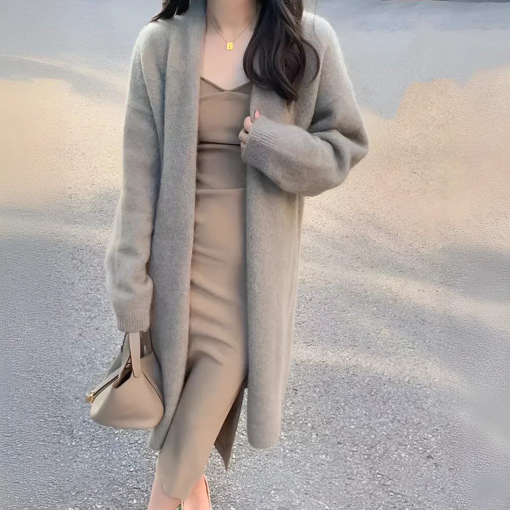 Women's mid-length knitted V-neck cardigan in loose fit with long sleeves
