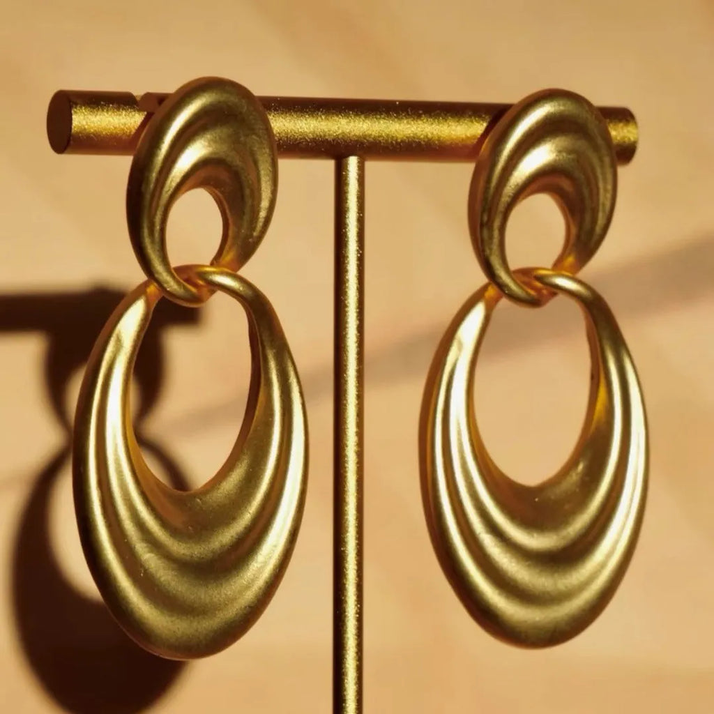 Double circle U-shaped earrings in quicksand colour with a French retro style.