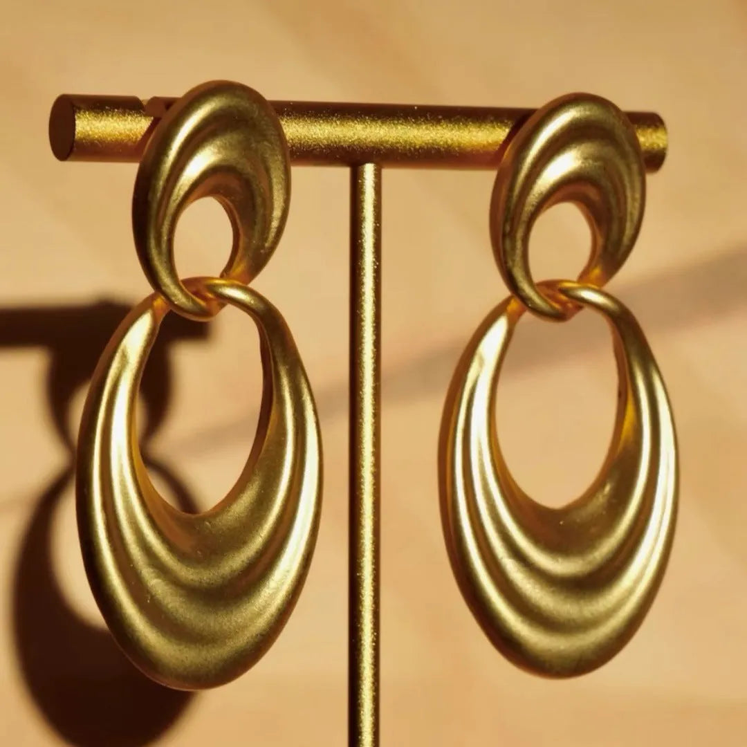 Double circle U-shaped earrings in quicksand colour with a French retro style.