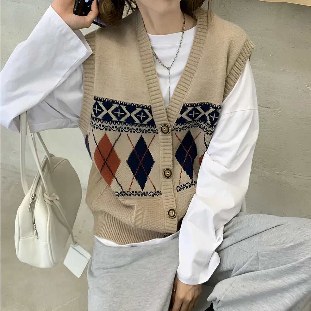 Sleeveless loose cardigan with diamond plaid pattern in khaki, red and navy blue colours