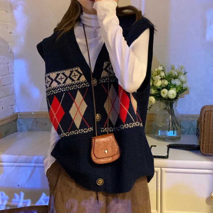 Sleeveless loose cardigan with diamond plaid pattern in khaki, red and navy blue colours
