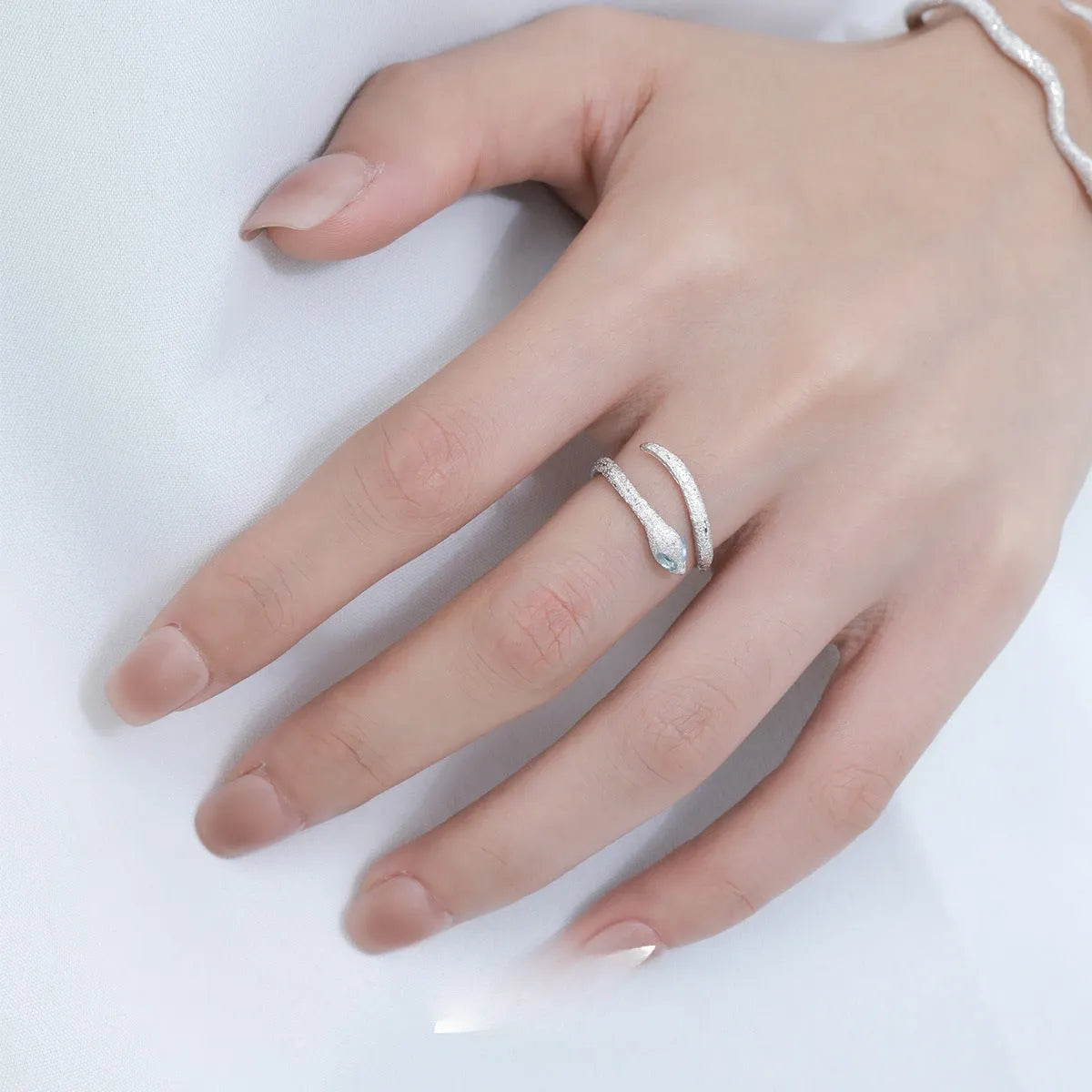 Adjustable snake ring in white gold colour with electroplated silver construction