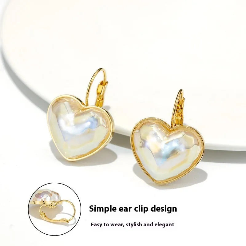 Gold-coloured alloy ear clip for women with natural design metal elements