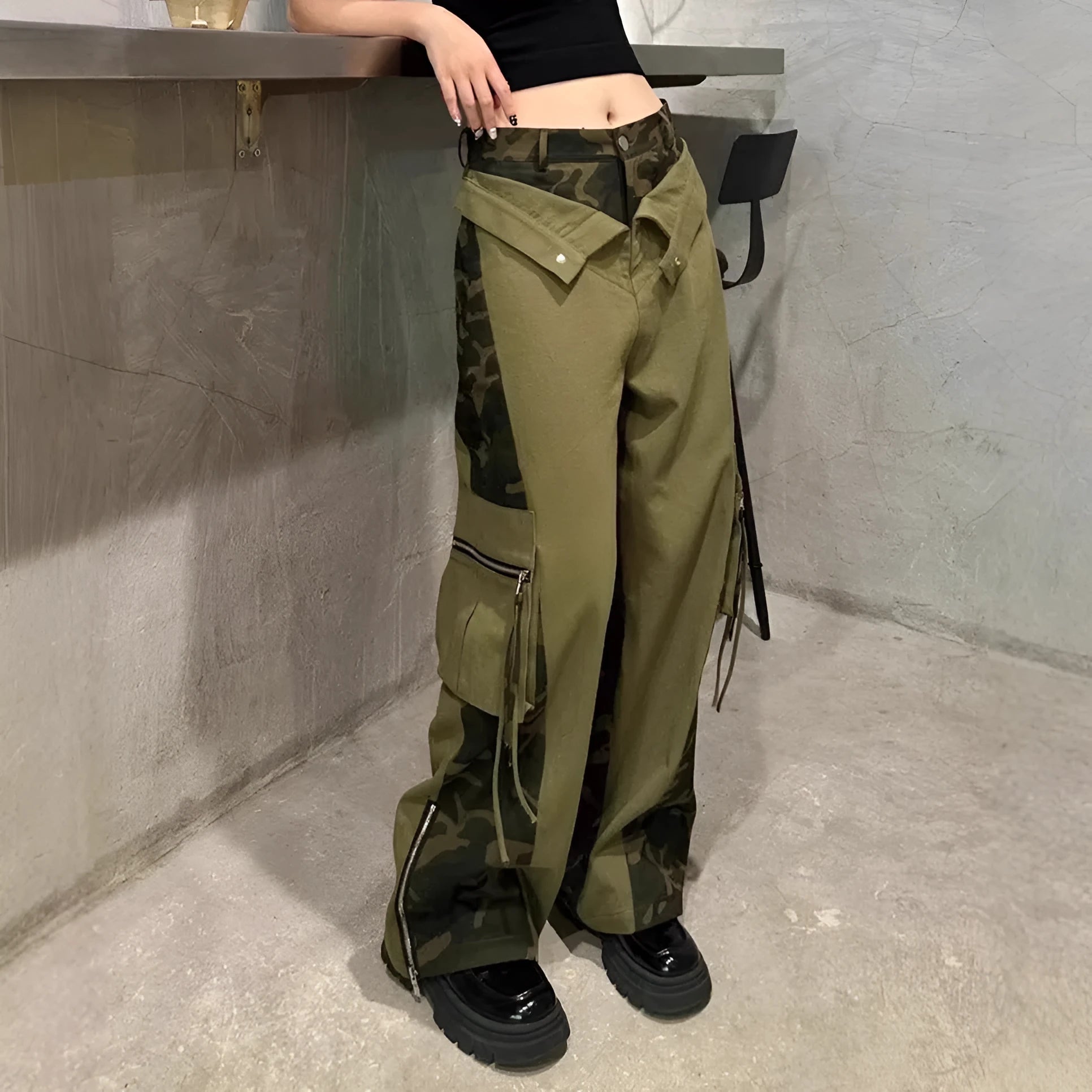Women's high-waist straight-leg jeans with leopard print on dark khaki denim and contrast stitching details