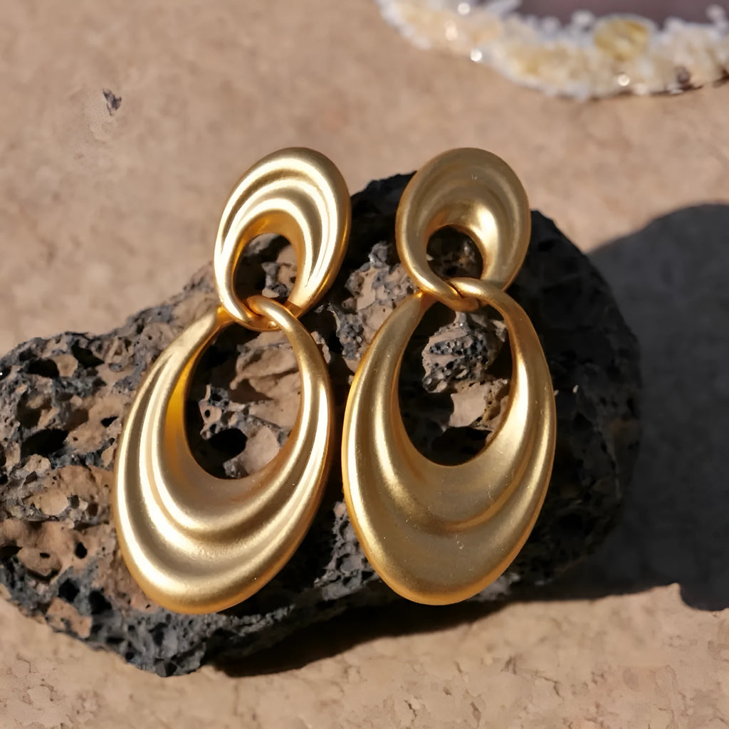 Double circle U-shaped earrings in quicksand colour with a French retro style.