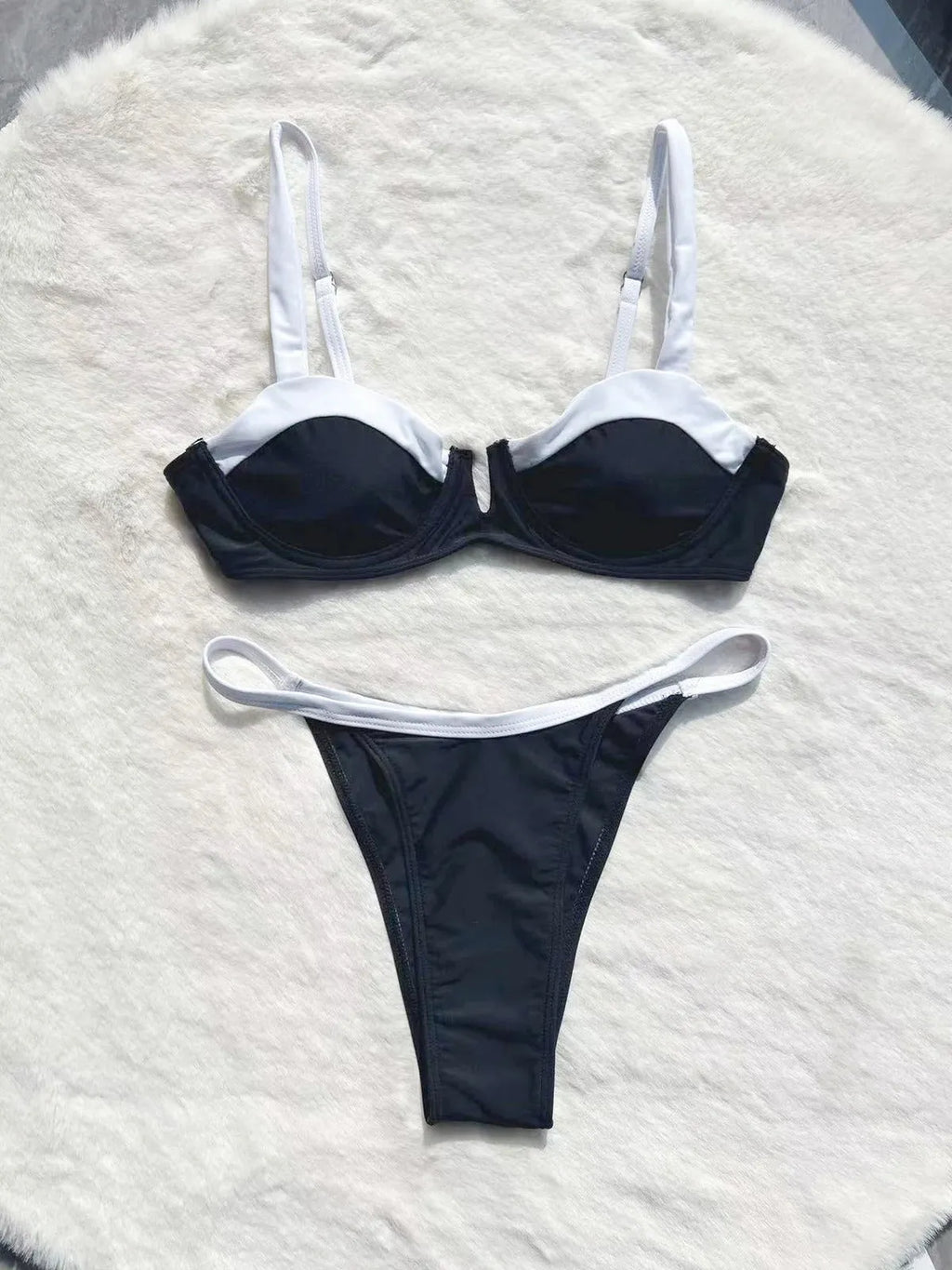 Black low waist women's bikini with stitching split briefs design