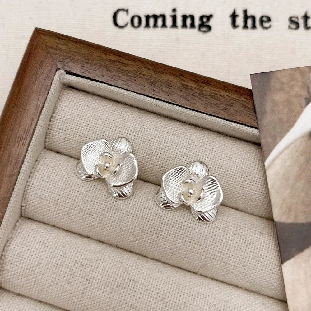 Women's retro flower fashion earrings in gold or silver colour with petal design