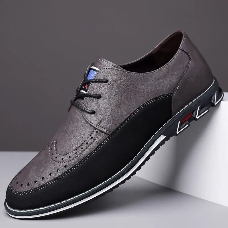 Men's low-top casual leather shoes in black with a rubber sole and sewing line detailing.