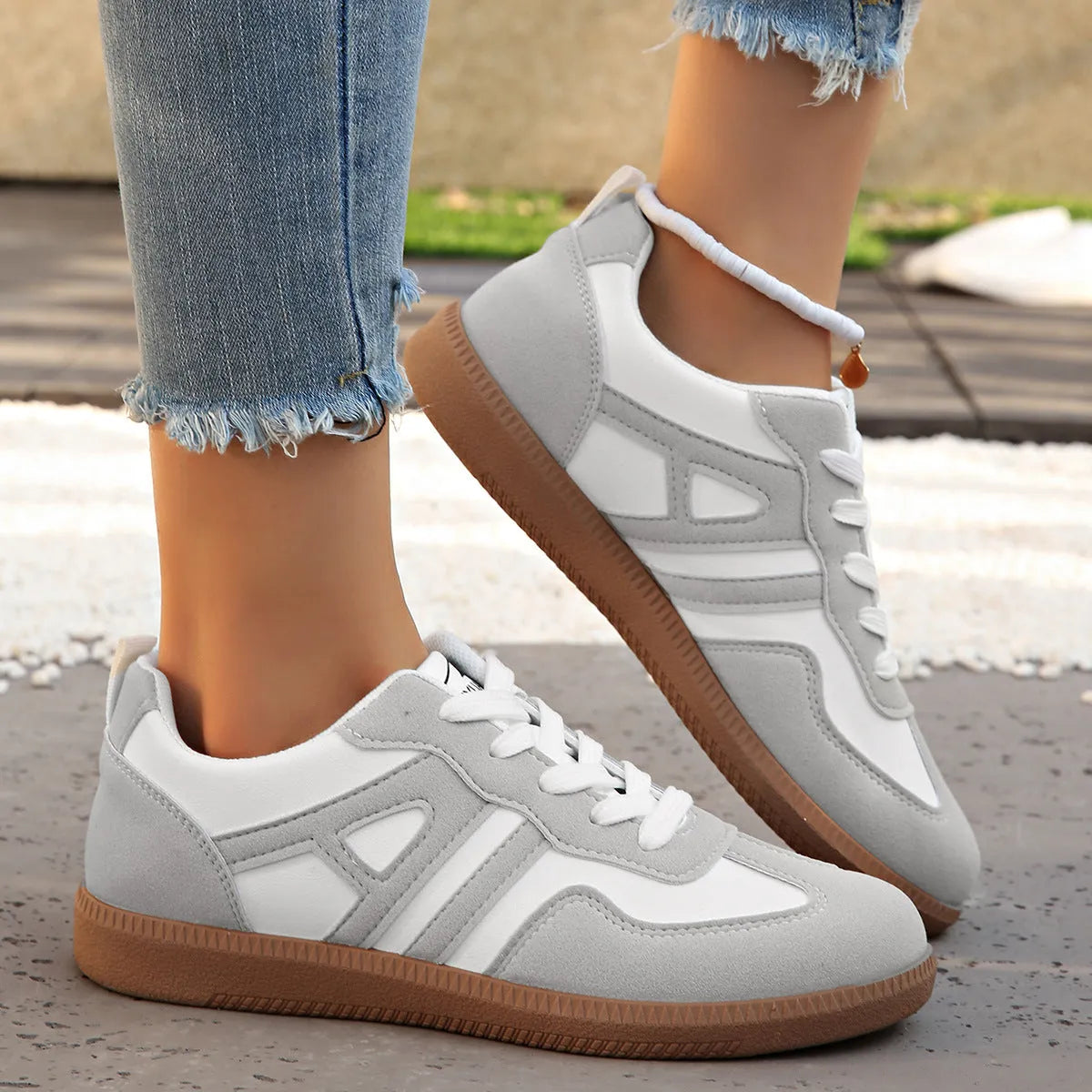 Women's retro colour matching lace-up jogging shoes in black with cross strap and low platform heel.