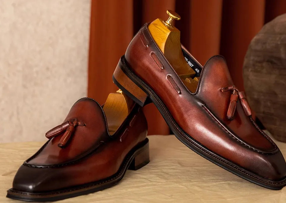 Men's genuine leather British-style loafers with fringed detailing in black and coffee colours