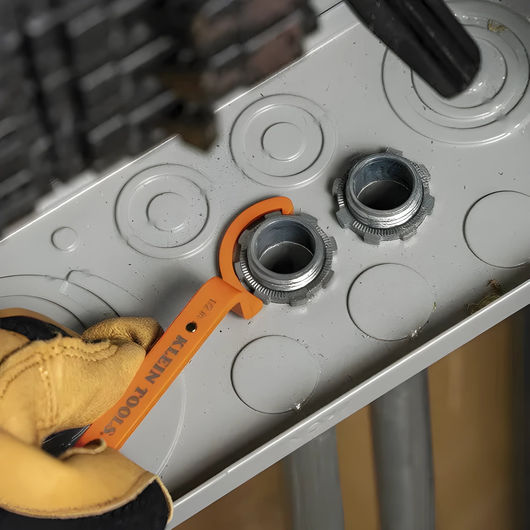 Orange, grey, and black magnetic suction wrench set with catheter lock, shown with size comparison.