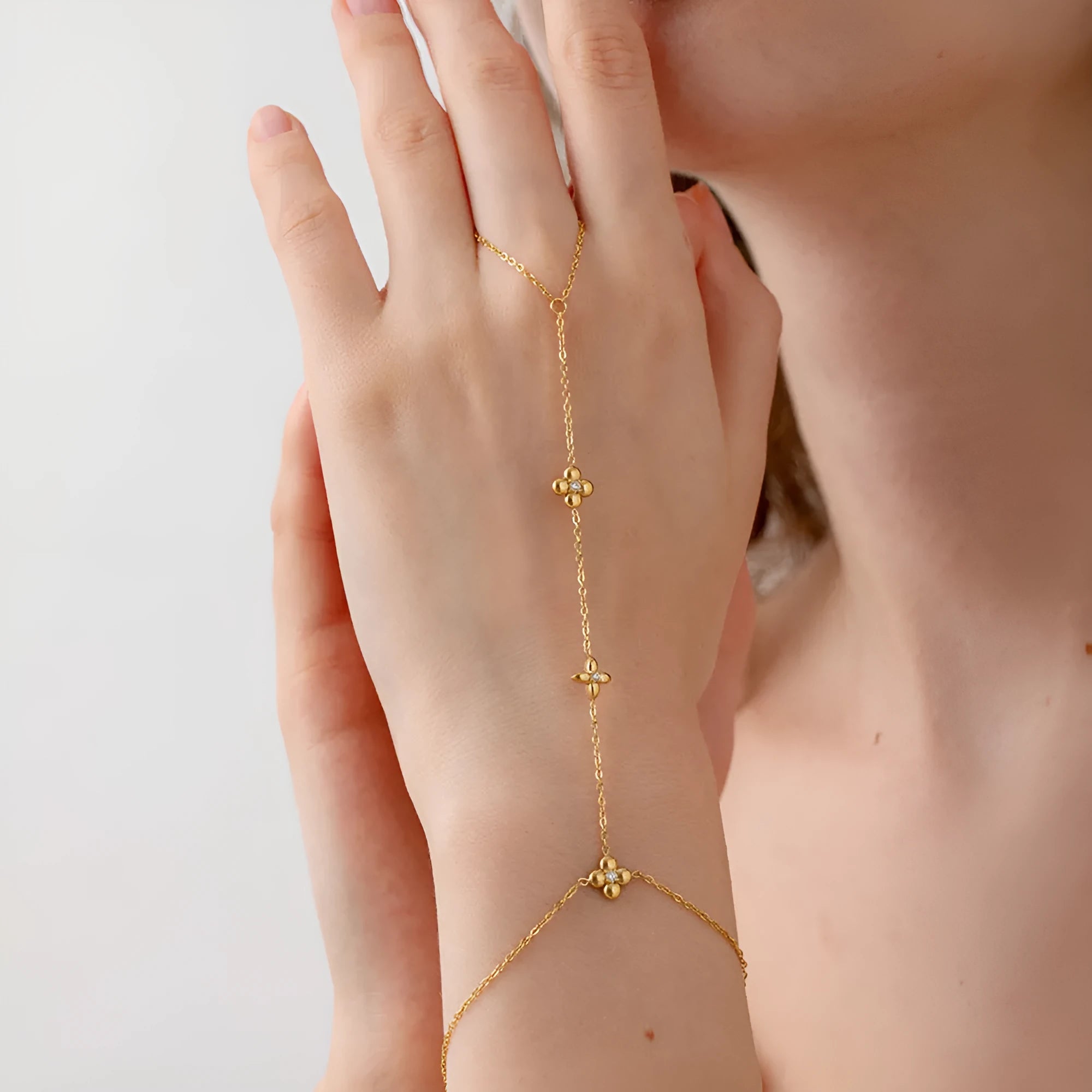 Gold-coloured stainless steel women's bracelet with eight-pointed star and floral charm design