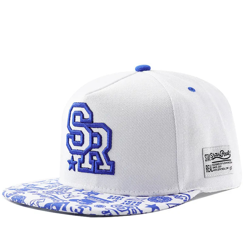 Adjustable cotton baseball cap with dome crown in black or white colour
