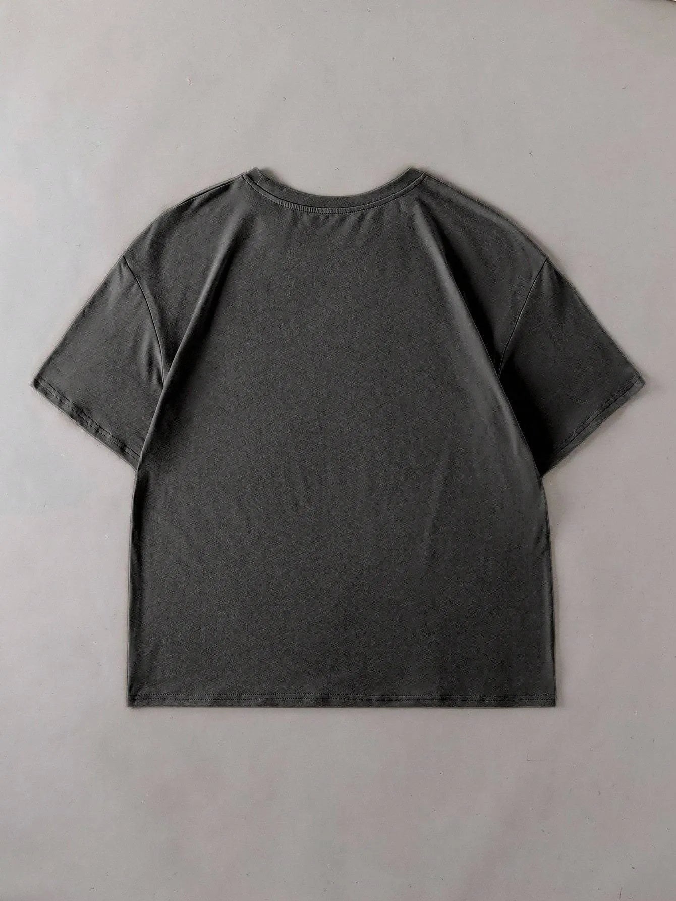 Loose-fit short-sleeve cotton T-shirt in various colours on a size chart background.