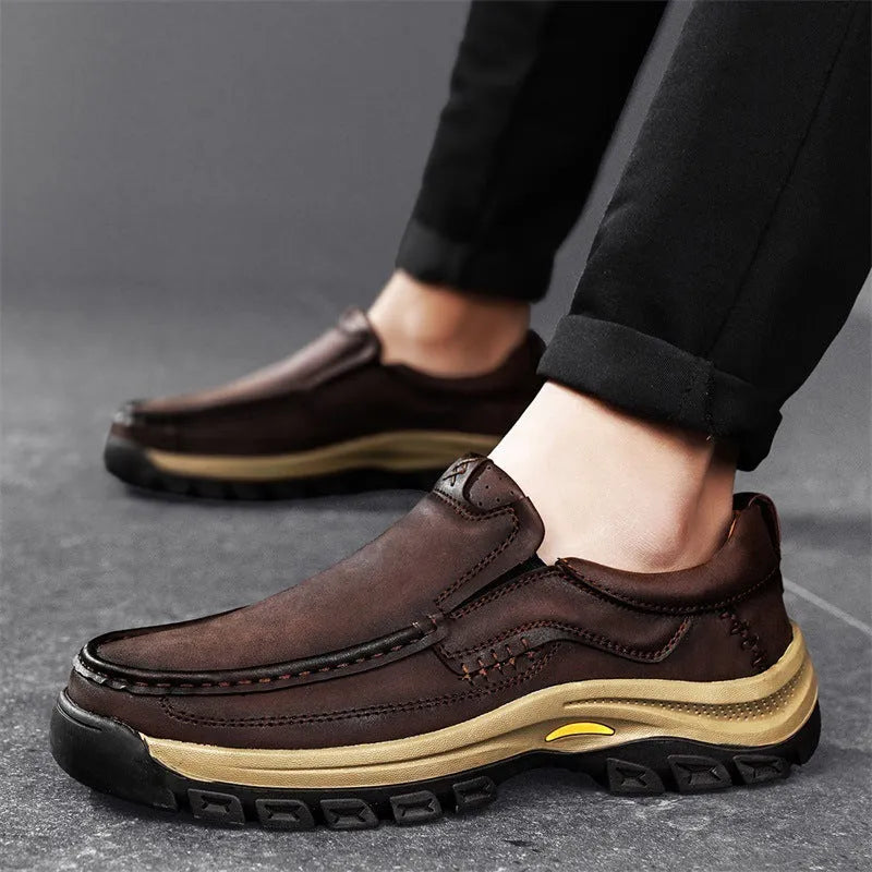 Men's black PU leather mountaineering shoes with thick rubber sole and round toe design