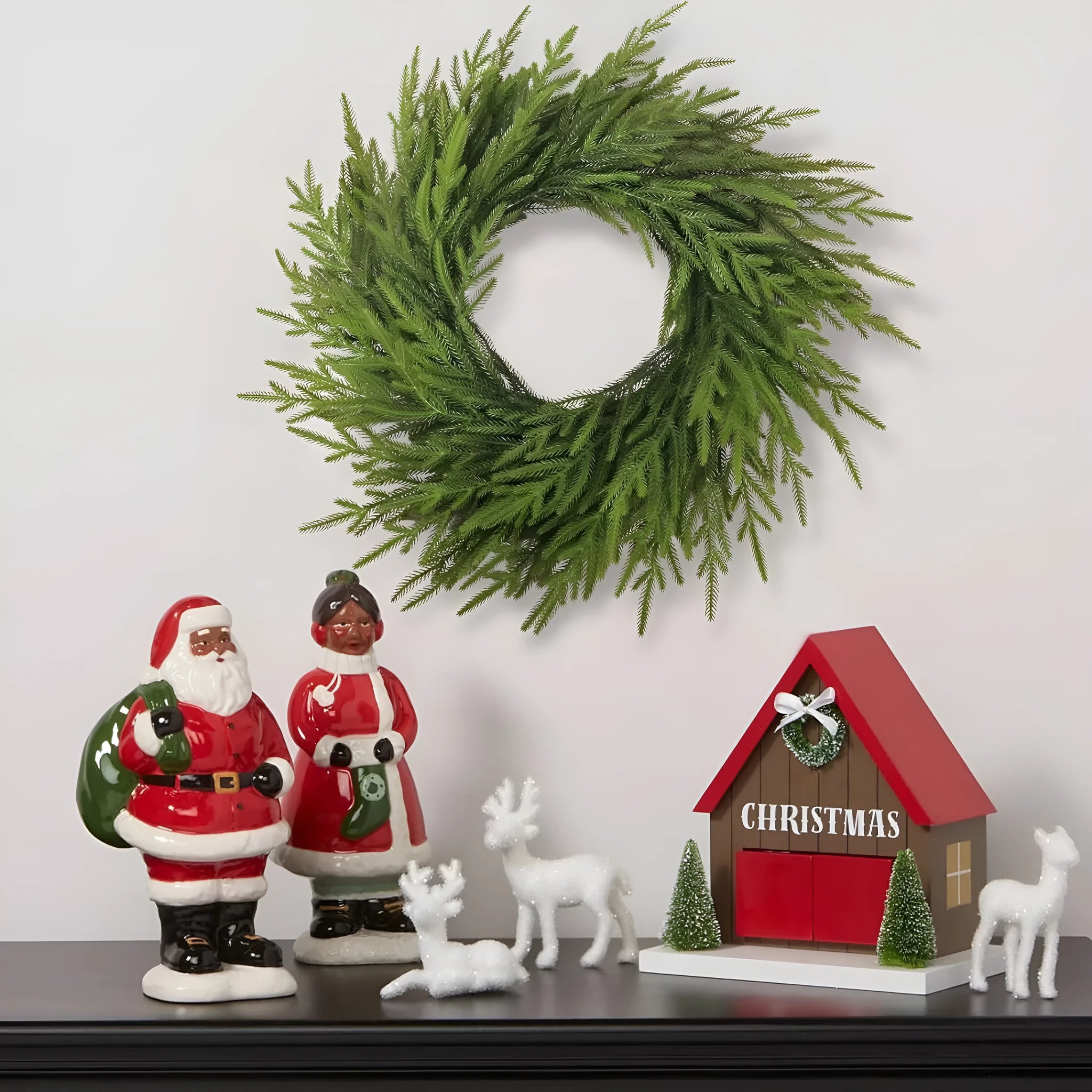 Plastic American country style front door garland, 60cm long with green leaves.
