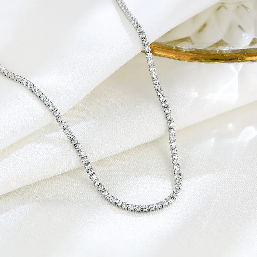 Women's sterling silver necklace with circular pendant and diamond-cut treatment on 925 silver chain