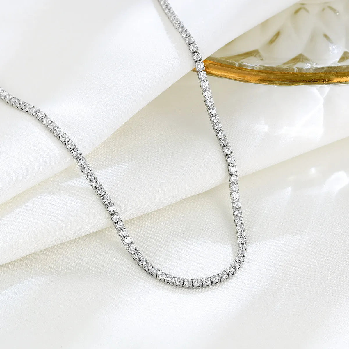 Women's sterling silver necklace with circular pendant and diamond-cut treatment on 925 silver chain