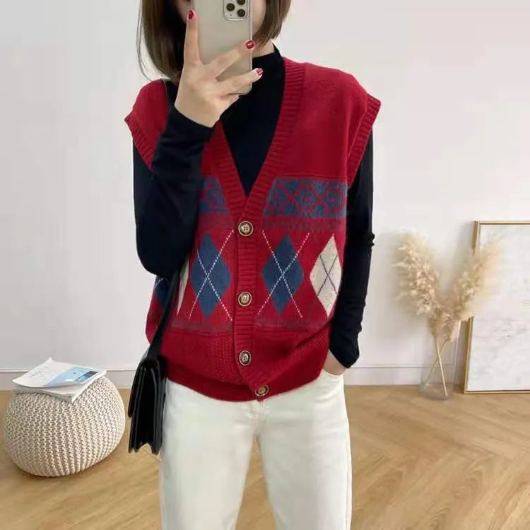 Sleeveless loose cardigan with diamond plaid pattern in khaki, red and navy blue colours
