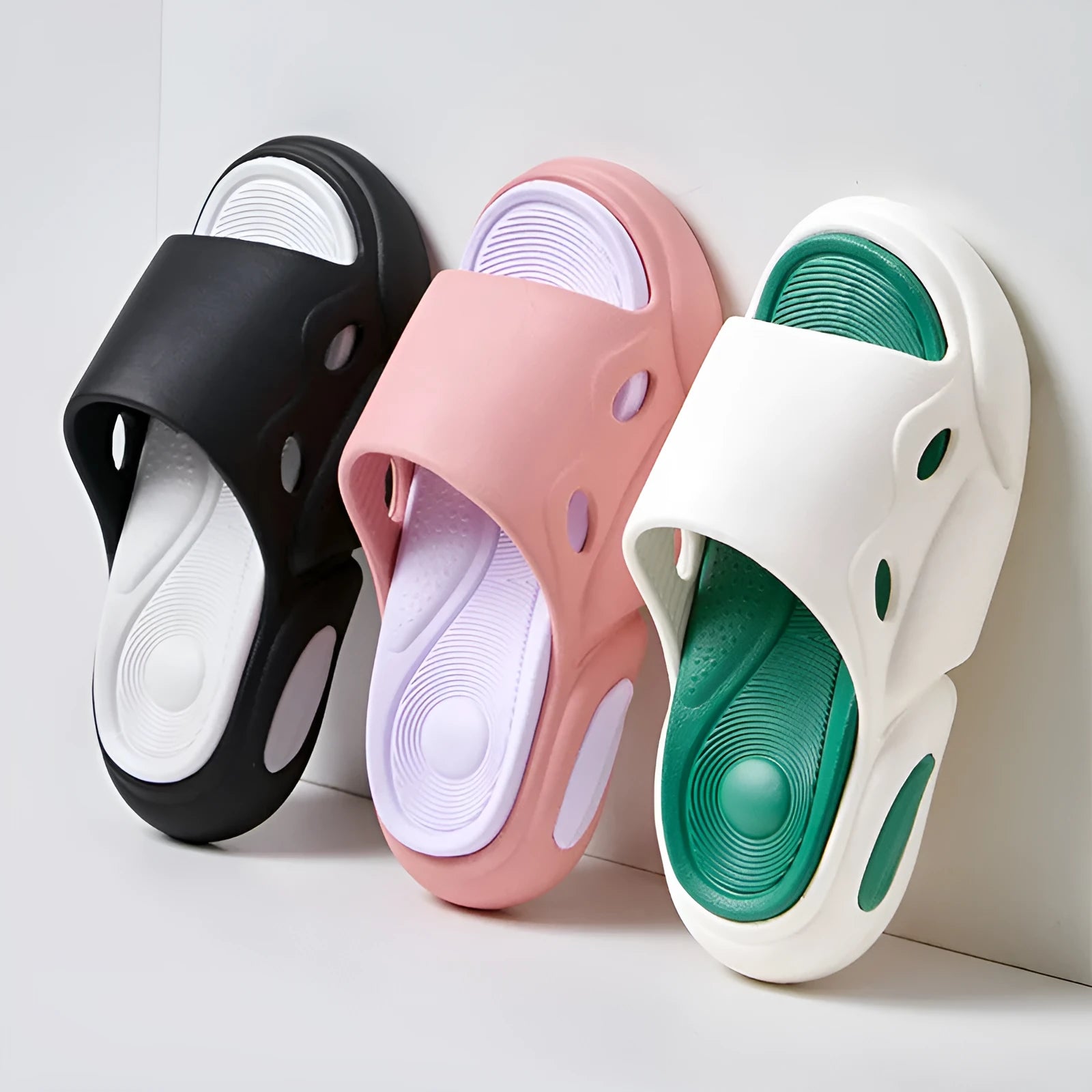 Two-colour couple slippers with thick EVA sole and leather lining in pink purple.