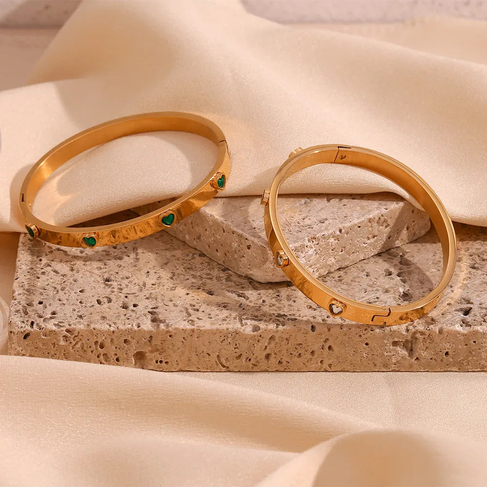 Stainless steel bracelet with micro-inlaid peach heart design in golden-lvzuan and golden-white diamond finishes