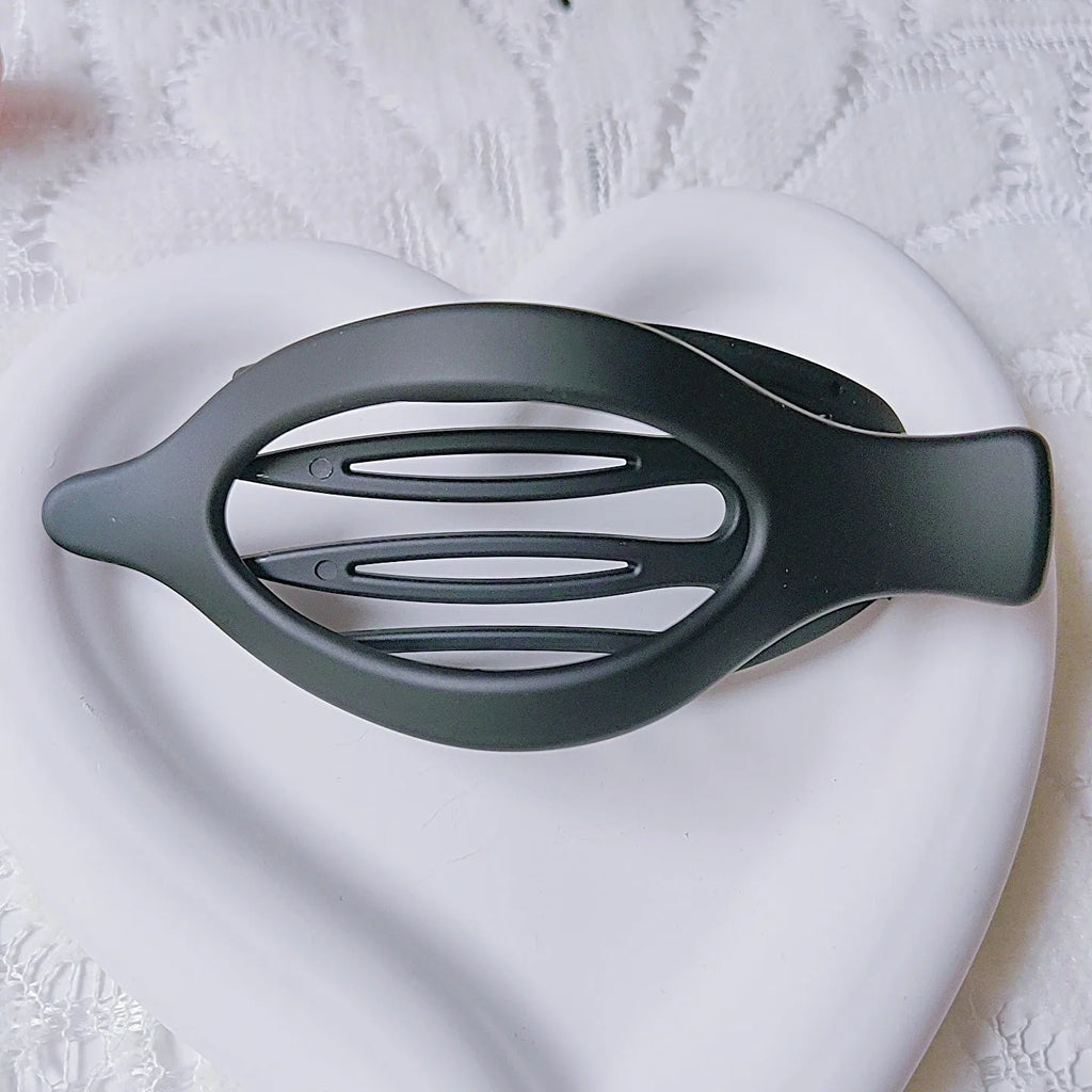 Set of six nude-coloured plastic hair clips with a quadrilateral shape and frosted grip.