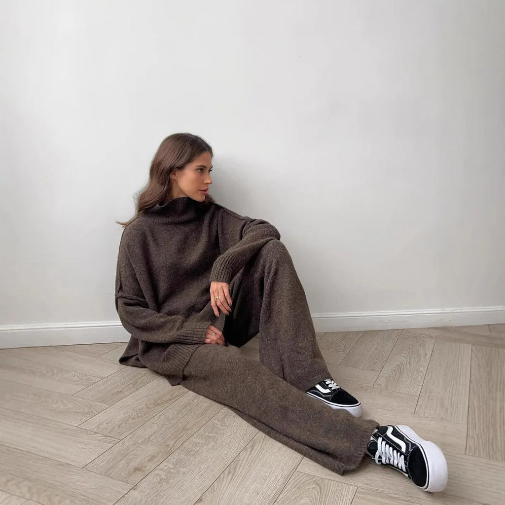 Ladies' side-slit sweater and trousers suit in a solid colour