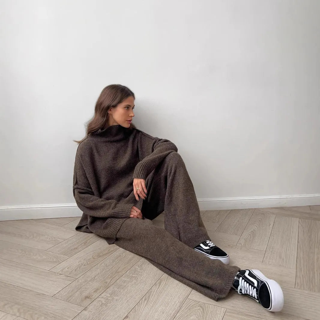 Ladies' side-slit sweater and trousers suit in a solid colour