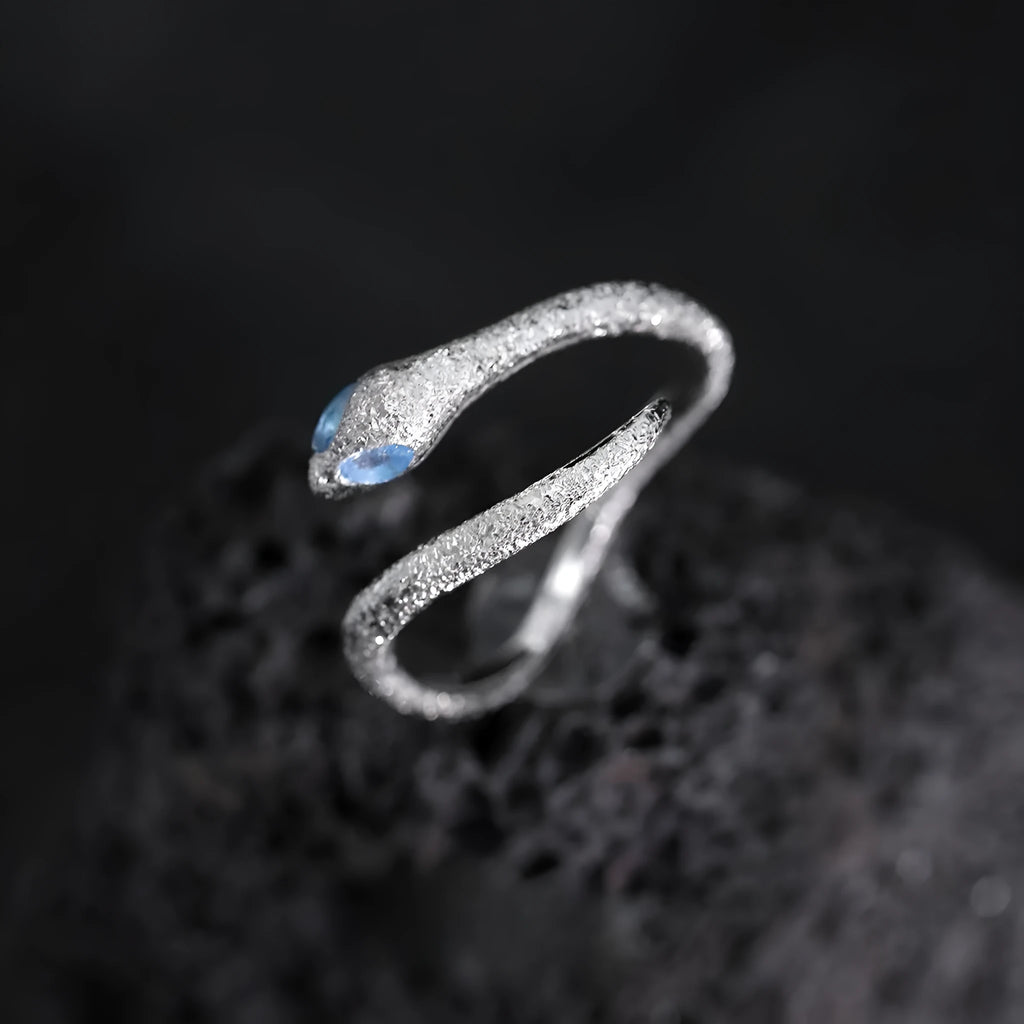 Adjustable snake ring in white gold colour with electroplated silver construction