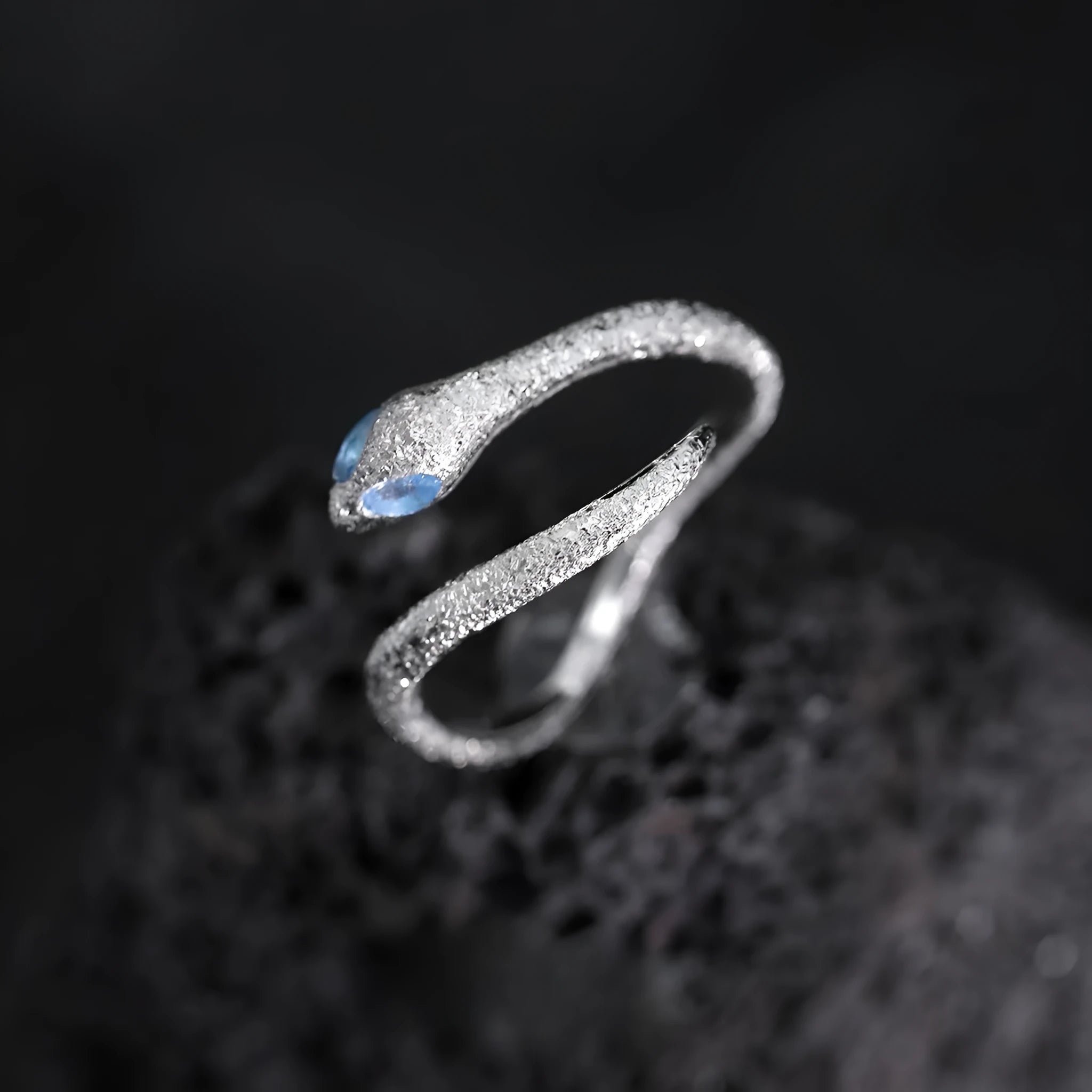 Adjustable snake ring in white gold colour with electroplated silver construction