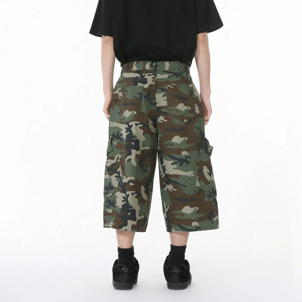 Men's camouflage cargo trousers with wide leg fit and cropped length