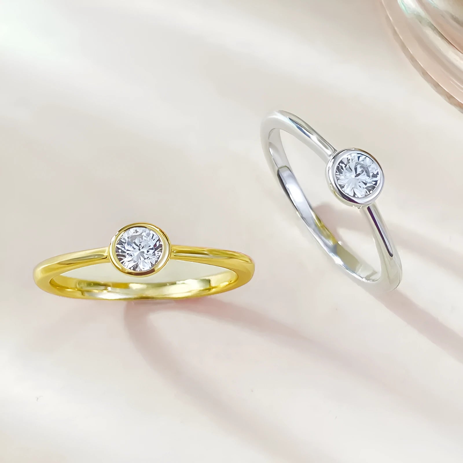 Minimalist silver crown ring with linear design in R962 gold or platinum electroplate finish.