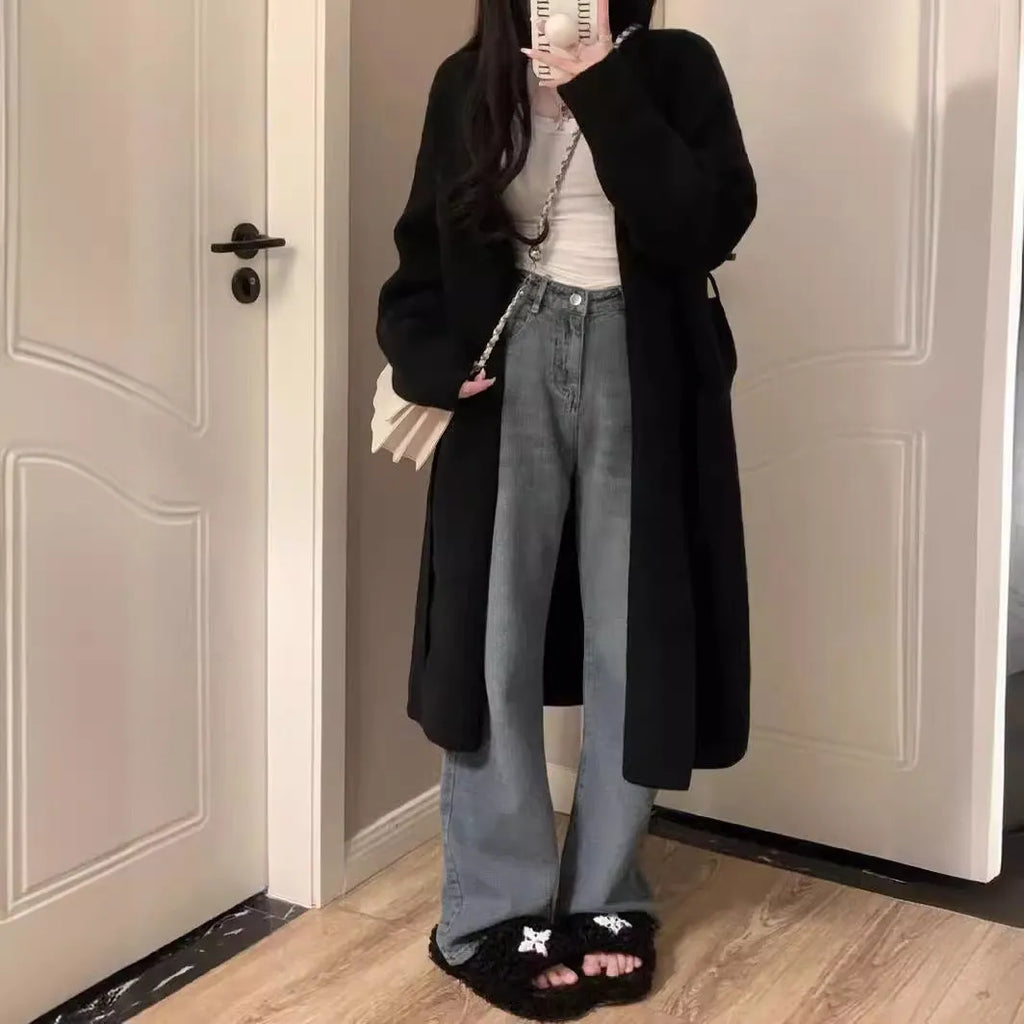 Women's mid-length knitted V-neck cardigan in loose fit with long sleeves