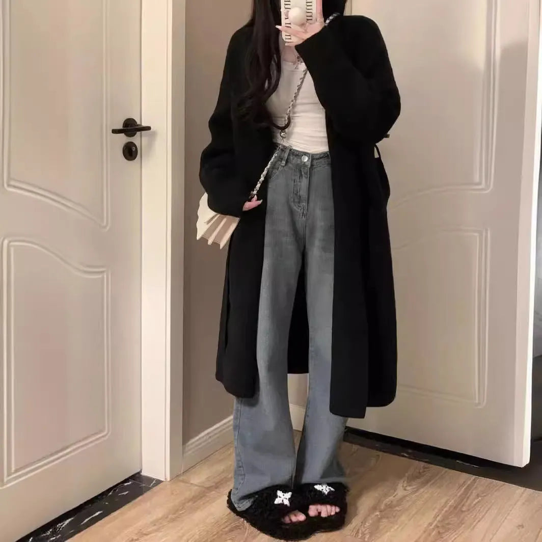 Women's mid-length knitted V-neck cardigan in loose fit with long sleeves