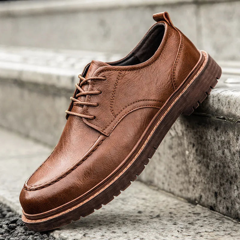 British casual leather shoes in black or brown with round toe and low-cut design
