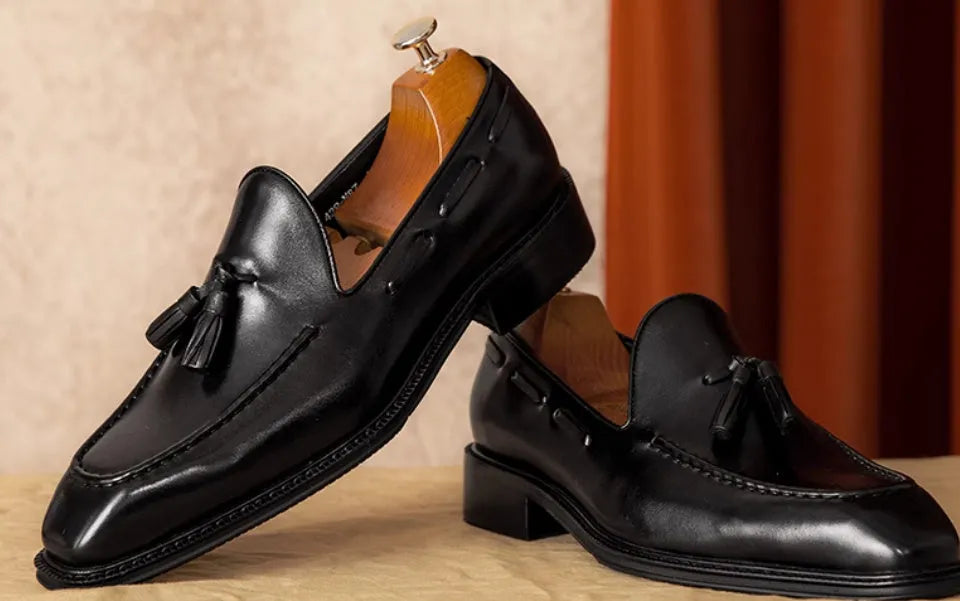 Men's genuine leather British-style loafers with fringed detailing in black and coffee colours